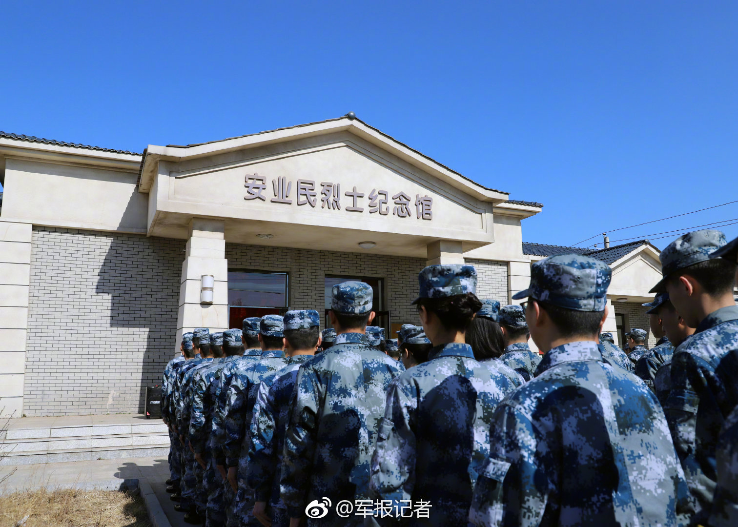 【張警官9分11秒頭撞玻璃視頻】湖南張家界一棟房子發(fā)生火災(zāi)，造成7人死亡