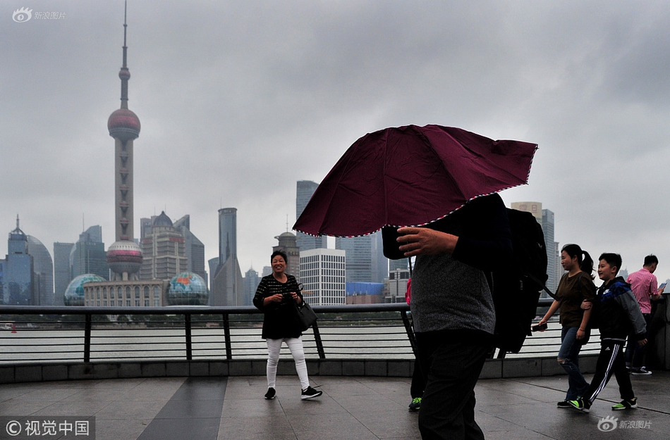 石獅：市民雨天騎車摔倒 公交司機和乘客暖心相助