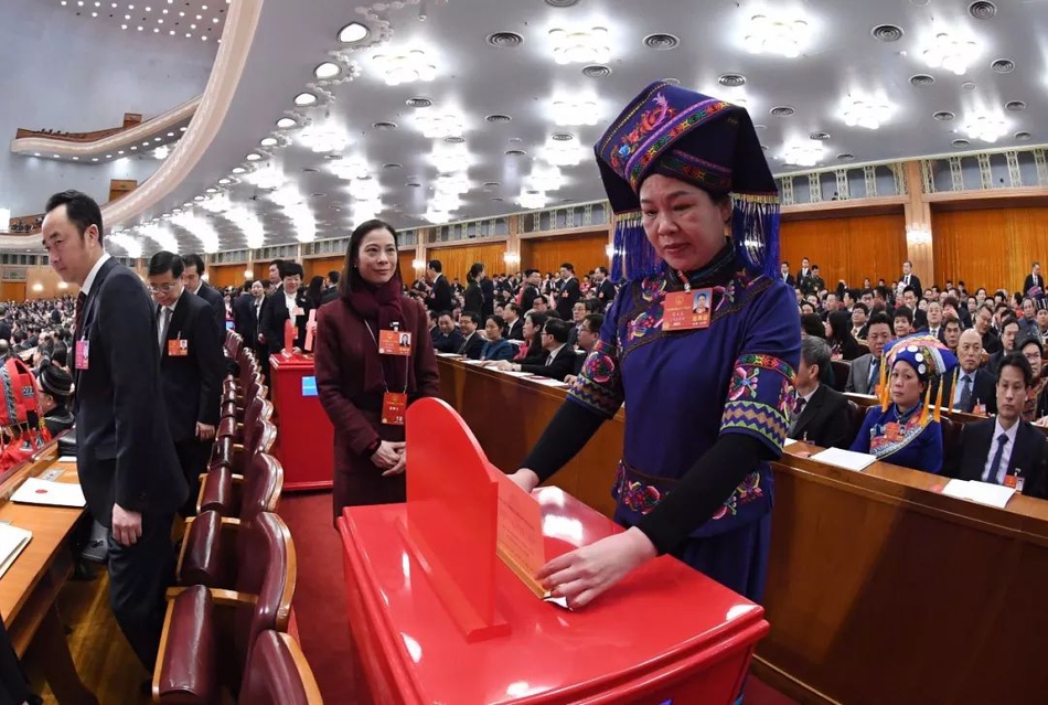 【吃瓜表情包】春運(yùn)首日保障航班1274架次 深圳空管2025年春運(yùn)航班保障或逼近5萬架次，有望創(chuàng)歷史新高